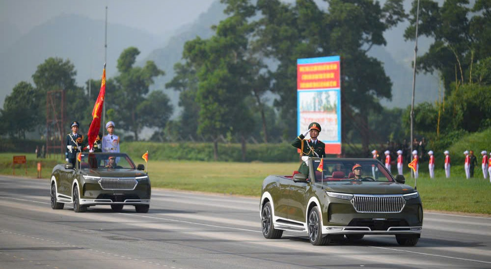 Xe chỉ huy lễ diễu binh, diễu hành